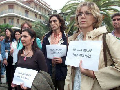 Concentraci&oacute;n en Huelva tras el asesinato de una mujer por su compa&ntilde;ero