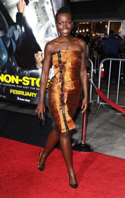 Lupita Nyong'o, en una alfombra roja, vestida de Lanvin.