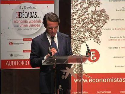 Aznar critica al Gobierno y ve un error relajar el objetivo de déficit