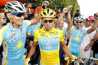 Contador, al cruzar la meta de París, rodeado por sus compañeros de equipo.