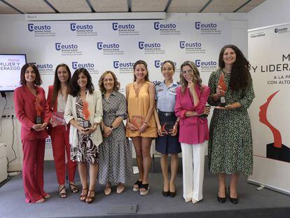Cristina Burzako, el resto de premiadas y la directora de Deusto Business School, Almudena Eizaguirre (cuarta por la izquierda).