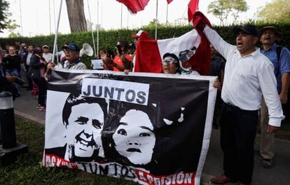 Una protesta fuera de la embajada de Uruguay en Perú. 