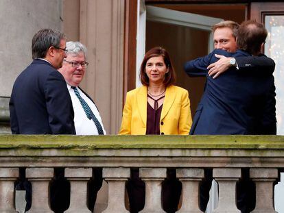 El l&iacute;der de los liberales (FDP), Christian Lindner (segundo a la derecha) abraza a Alexander Dobrindt de la CSU junto a Katrin Goering-Eckardt, co l&iacute;der del partido de los Verdes , junto a su compa&ntilde;ero de partido, Reinhard Buetikofer y Armin Laschet (CDU) antes de empezar las negociaciones para formar una coalici&oacute;n de Gobierno.  