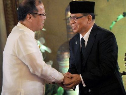 El presidente de Filipinas, Benigno Aquino (a la izquierda), saluda al jefe de la guerrilla MILF en Manila. 