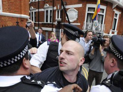 La policía británica arresta a un simpatizante de Assange a las puertas de la embajada de Ecuador.