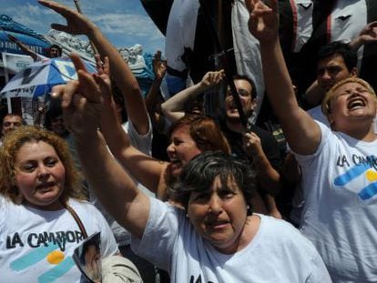 Activistas de derechos humanos protestan ante el tribunal de Buenos Aires.