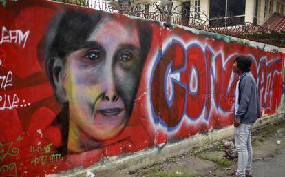 Un hombre mira en la ciudad de Mandala un graffiti de Suu Kyi.