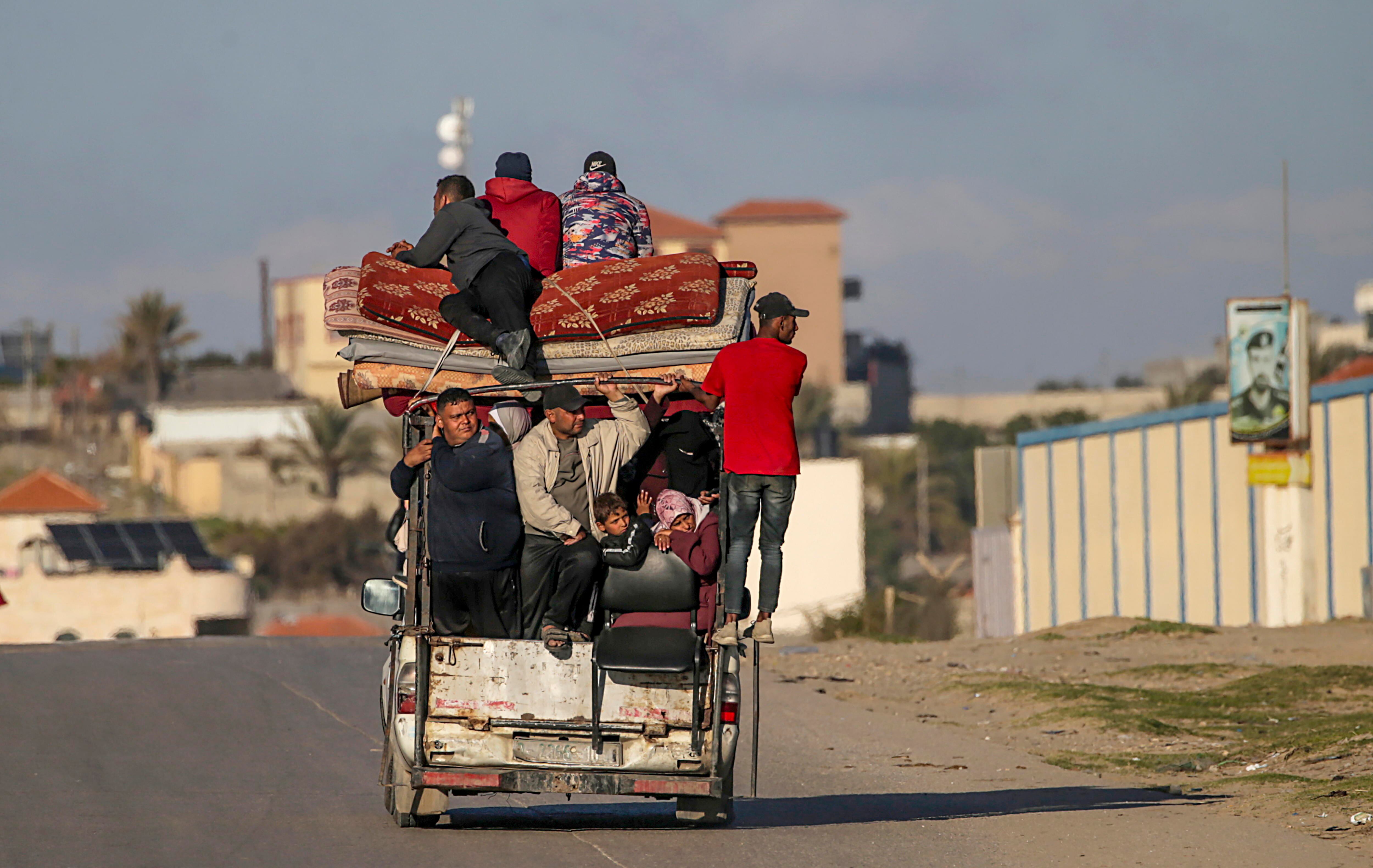 Un grupo de palestinos huye de Rafah, este sábado. 