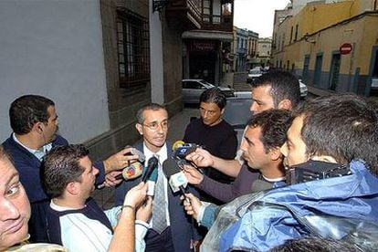 El juez Juan José Cobo responde a un grupo de periodistas.