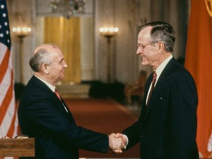 El presidente soviético, Mijaíl Gorbachov, y el presidente de EE UU, George Bush, se saludan durante una cumbre celebrada en Washigton el 1 de junio de 1990.