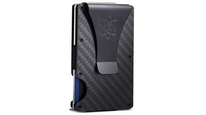 Cartera minimalista para hombre con forro interior de cuero en forma de tarjetero.