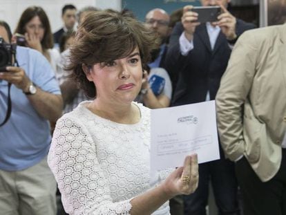 Soraya Sáenz de Santamaría votant a la seu del PP del districte madrileny de Salamanca, en les primàries del partit.