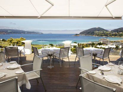 Terraza del restaurante Nito, frente a la ría de Viveiro, en la Mariña Lucense.