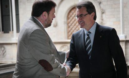 El presidente Artur Mas al recibir al presidente de ERC, Oriol Junqueras, esta ma&ntilde;ana en el Palau de la Generalitat en Barcelona,