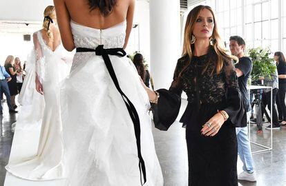 Georgina Chapman, con algunos de sus trajes de novia.