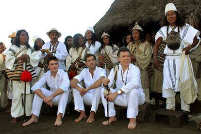 Juan Manuel Santos, sentado a la derecha, con el bastón de mando que le han entregado las comunidades indígenas de Santa Marta.