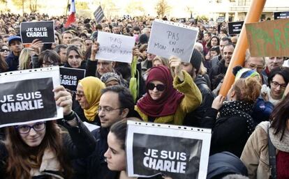 Manifestantes de La Rochelle, en el oeste de Francia, muestran carteles con las frases “Yo soy Charlie” y “No en mi nombre”.