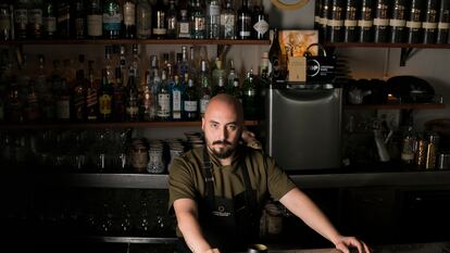 Borja Insa en la barra de su coctelería de Zaragoza.