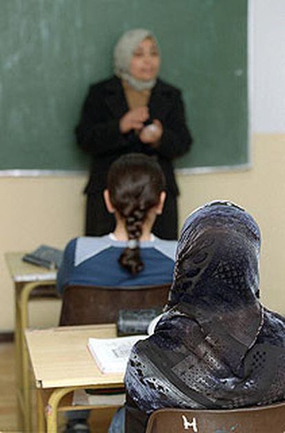 Una profesora y una alumna con el <i>hiyab</i> (pañuelo islámico), en el colegio libio de Madrid.