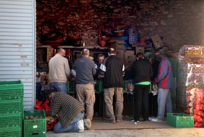 Voluntarios de Cáritas preparan lotes de alimentos para los afectados.