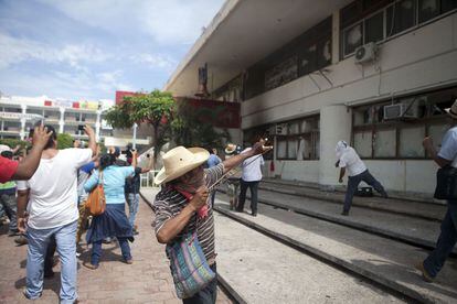 Una marcha que recorrió este miércoles las calles de la ciudad mexicana de Iguala, donde desaparecieron 43 estudiantes hace 26 días, concluyó con la quema del Ayuntamiento y saqueos dentro del edificio.