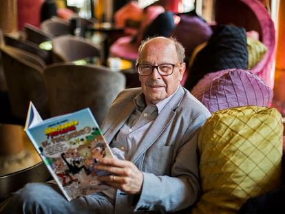 Francisco Ibáñez, con el libro de Mortadelo y Filemón, 'El tesorero', en una imagen de 2015.