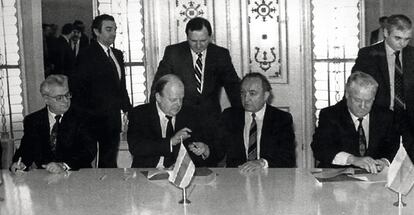 De izquierda a derecha, sentados, el presidente de Ucrania, Leonid Kravchuk; el presidente de Bielorrusia, Stanislav Shushkévich; el primer ministro bielorruso, Vatcheslav Ketich, y el presidente ruso, Borís Yeltsin, en la firma del acuerdo de creación de la Comunidad de Estados Independientes (CEI) y la proclamación de la disolución de la Unión Soviética, en Raouchani (Bielorrusia) el 8 de diciembre de 1991.