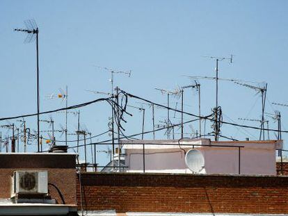 Antenes de televisió en unes teulades a Madrid.
