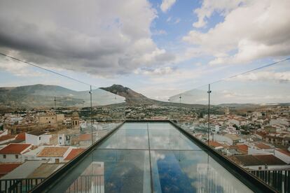La pasarela de cristal, con vistas (de vértigo) sobre la ciudad, suscita unanimidad entre los huéspedes: este es el lugar más especial del alojamiento.