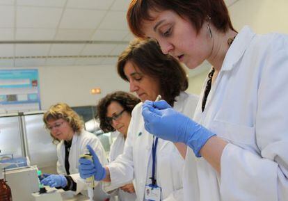 Trabajadoras del laboratorio de genética de la doctora Míriam Guitart, segunda por la derecha.