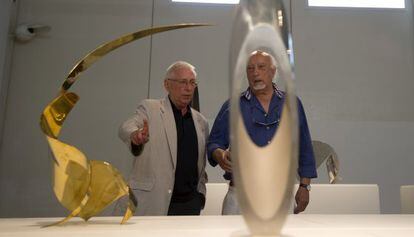 El cantante Raimon y el escritor Manuel Vicent, que han participado en la elecci&oacute;n de las obras, ante dos esculturas de Andreu Alfaro.