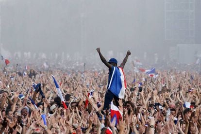 Miles de personas celebran la victoria de la selección francesa en los Campos de Marte en París.