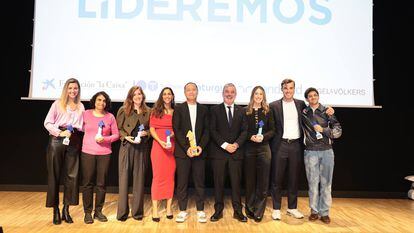 Los premiados de Lideremos, junto con el alcalde de Barcelona, Jaume Collboni.