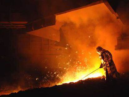 Un trabajador de una factoría de ArcelorMittal, en una imagen de archivo.