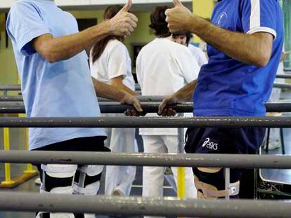 Mario Moñino (izquierda) y Paco Salinas, en el gimnasio del hospital.