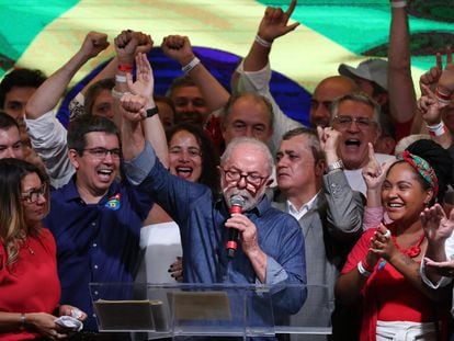 Luiz Inácio Lula da Silva faz um discurso após sua vitória no segundo turno das eleições, em São Paulo, Brasil.