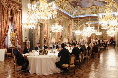 A la cena, celebrada en el comedor de gala del Palacio Real, estaban invitados 60 comensales: 14 presidentes, 21 primeros ministros, la presidenta de la Comisión Europea, Ursula von der Leyen, y el secretario general de la OTAN, Jens Stoltenberg, además de 18 acompañantes.