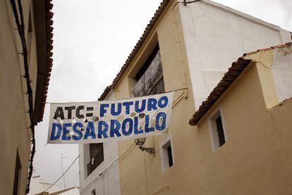 Carteles a favor del Almacén Temporal Centralizado (ATC) en las calles de Zarra.