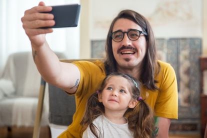 Un padre se hace un 'selfie' con su hija.