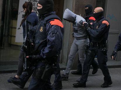 Los Mossos detienen a un sospechoso, en una foto de archivo.