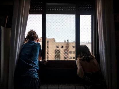 Dos niñas, en su casa durante el confinamiento por la pandemia del coronavirus en abril de 2020.