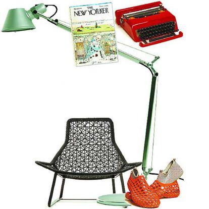 Lámpara <i>Tolomeo</i>; portada de la revista <i>New Yorker</i>; máquina de escribir <i>Olivetti</i>; silla <i>Maia</i> y zapatillas <i>Zvezdochka</i>.