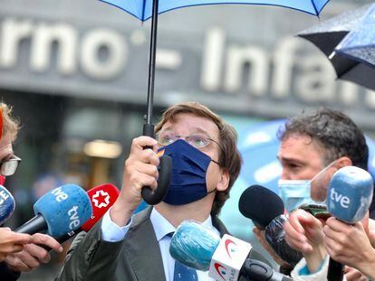 José Luis Martínez-Almeida, durante la visita de Pedro Sánchez al hospital de La Paz.