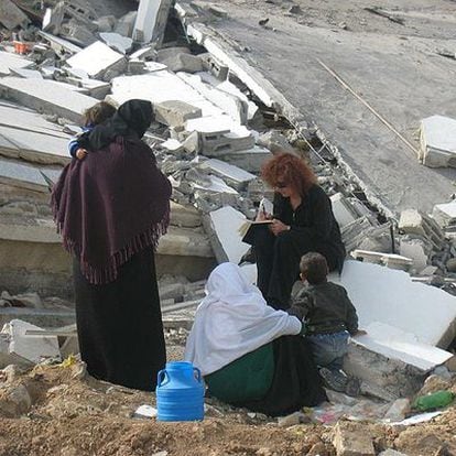 Donatella Rovera, investigadora de Amnistía Internacional, entrevista a algunos residentes en Gaza