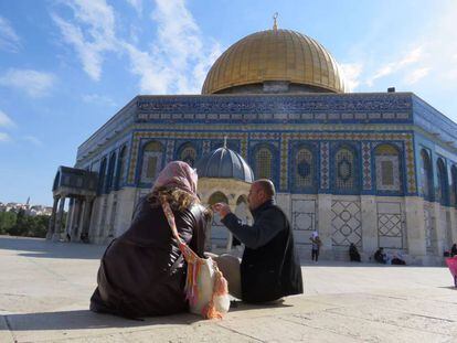 Mohammed Abu Aysheh explica a una mujer la arquitectura del Domo de la Roca, en la Explanada de las Mezquitas de Jerusalén.