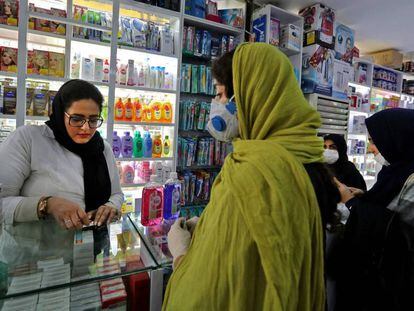 Mujeres con mascarilla en una farmacia en Teherán, este lunes.