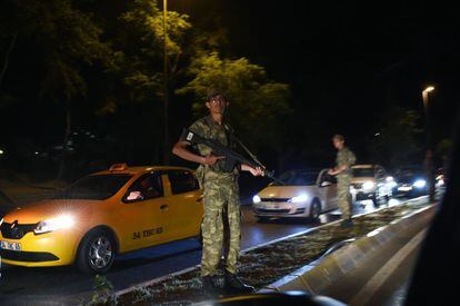 Oficials turcs vigilen l'accés a una carretera a Estambul.