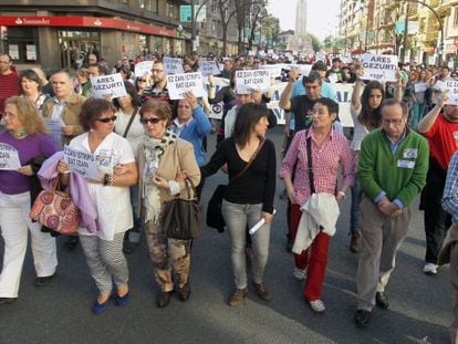 La abogada Jone Goirizelaia (con camisa roja) entre los padres de Iñigo Cabacas, Manuel y Fina Liceranzu, en la manifestación en Bilbao.