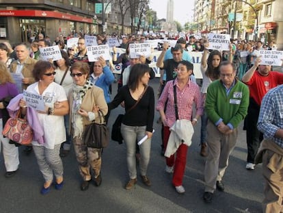 La abogada Jone Goirizelaia (con camisa roja) entre los padres de Iñigo Cabacas, Manuel y Fina Liceranzu, en la manifestación en Bilbao.