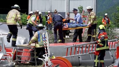 Image of the rescue on a stretcher of one of the injured in the train derailment in the State of Bavaria. 